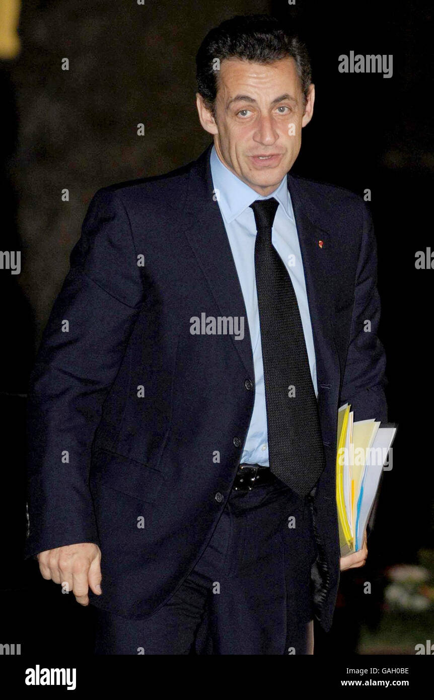 Der französische Präsident Nicolas Sarkozy kommt in der Downing Street in London an. Die Staats- und Regierungschefs der größten Volkswirtschaften Europas kamen heute Abend in der Downing Street zu Gesprächen über die globale Wirtschaftsreform an, um eine weitere Krise im Stil des Northern Rock abzuhalten. Stockfoto