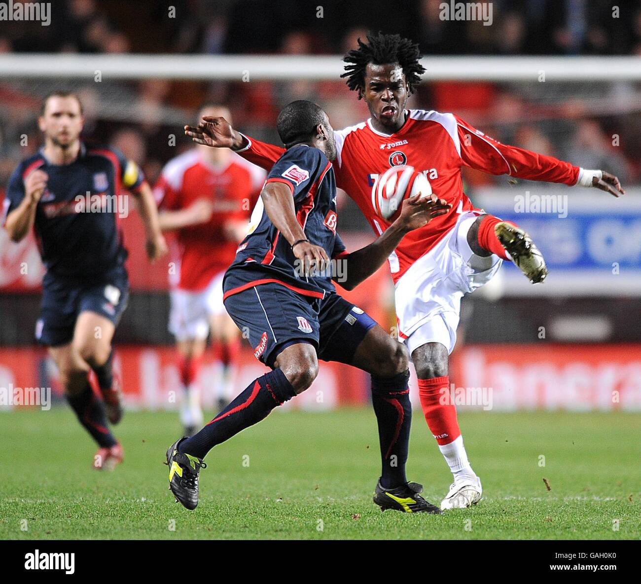 Fußball - Coca-Cola Football League Championship - Charlton Athletic gegen Stoke City - The Valley. Ricardo Fuller (l) von Stoke City und Kelly Youga (r) von Charlton Athletic kämpfen um den Ball Stockfoto