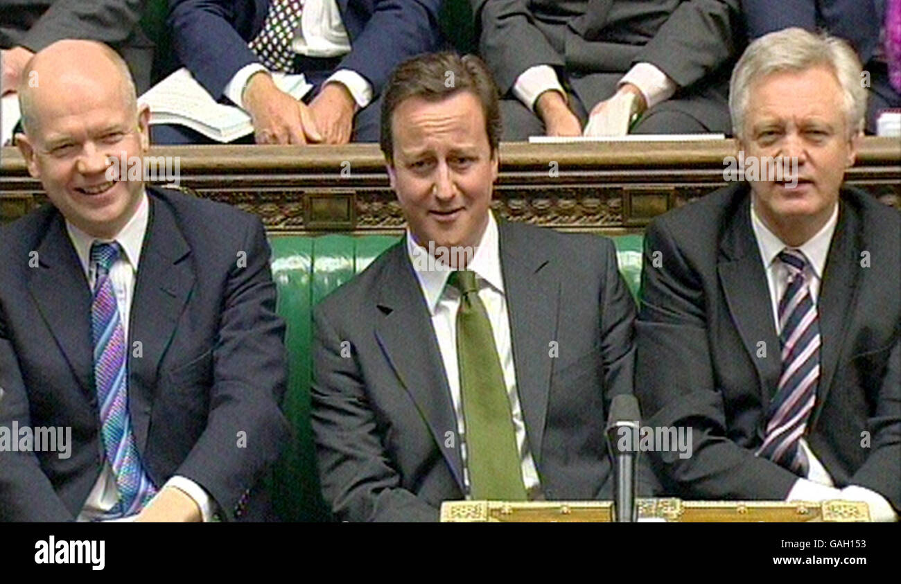 William Hague (links) Oppositionsführer David Cameron (Mitte) und David Davis (rechts) hören Gordon Brown während der Fragen des Premierministers im Unterhaus im Zentrum von London zu. Stockfoto