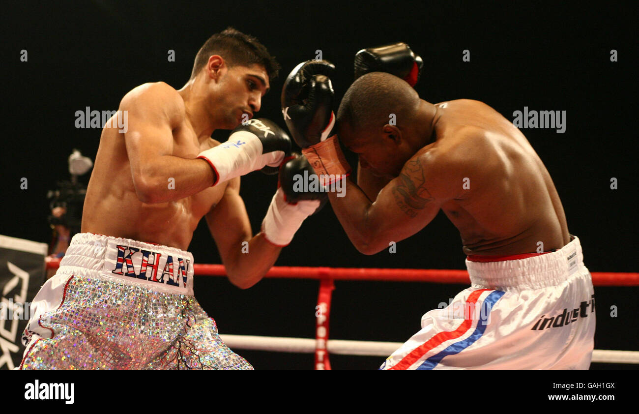 Der englische Amir Khan (links) im Kampf gegen den australischen Gairy St Clair während des Lightweight Title-Boys des Commonwealth (British Empire) in der Excel Arena, London. Stockfoto