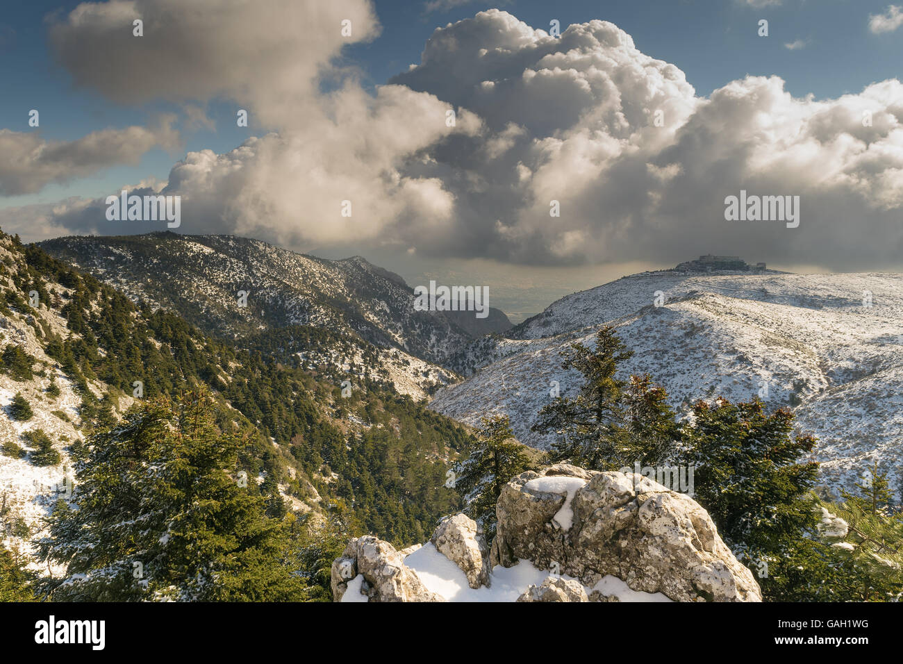 Schöne Landschaft vom Parnitha Berg in Griechenland. Stockfoto