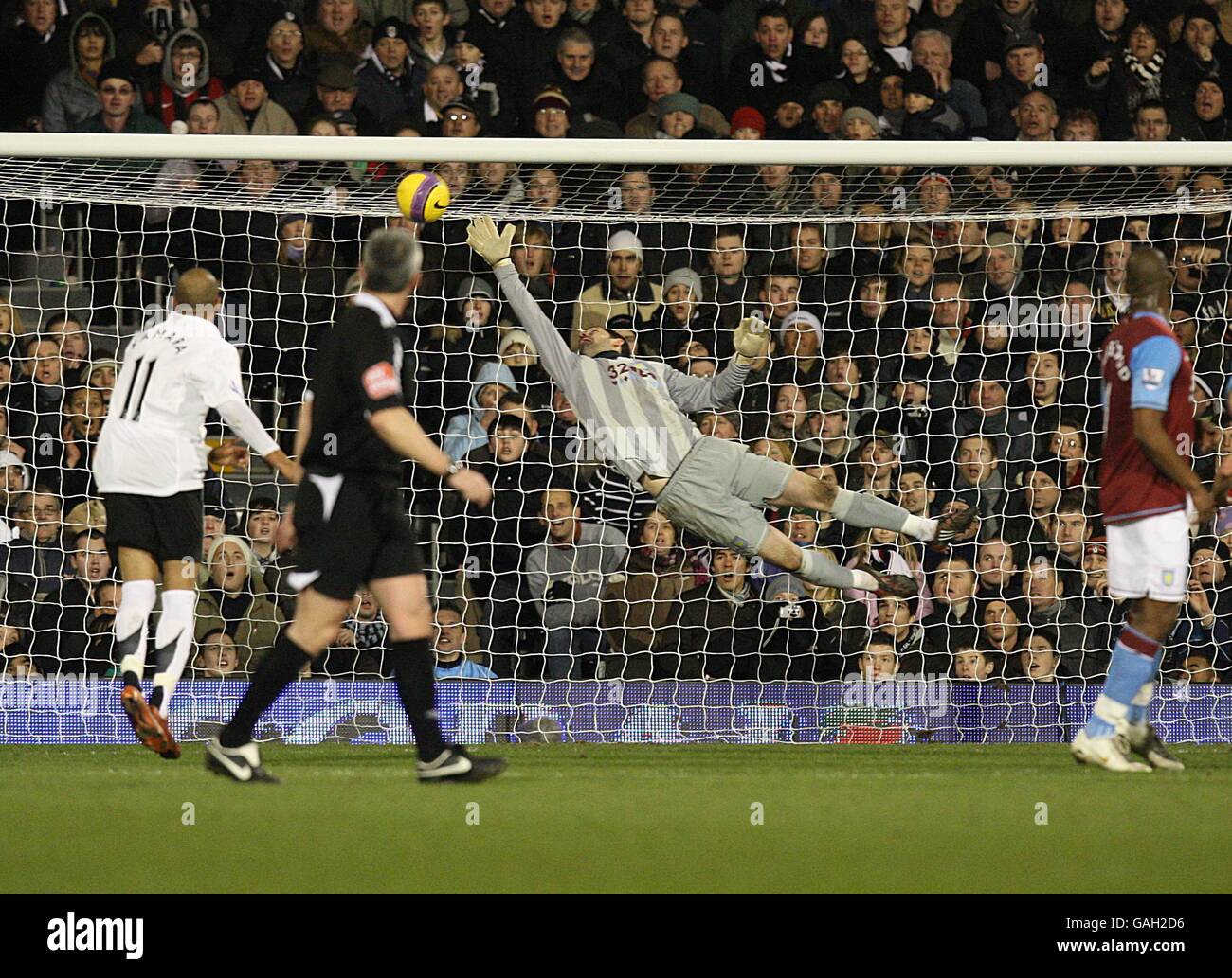 Fußball - Barclays Premier League - Fulham gegen Aston Villa - Craven Cottage. Fulham's Jimmy Bullard (nicht abgebildet) punktet mit einem Freistoß, um Fulham die Führung zu geben Stockfoto