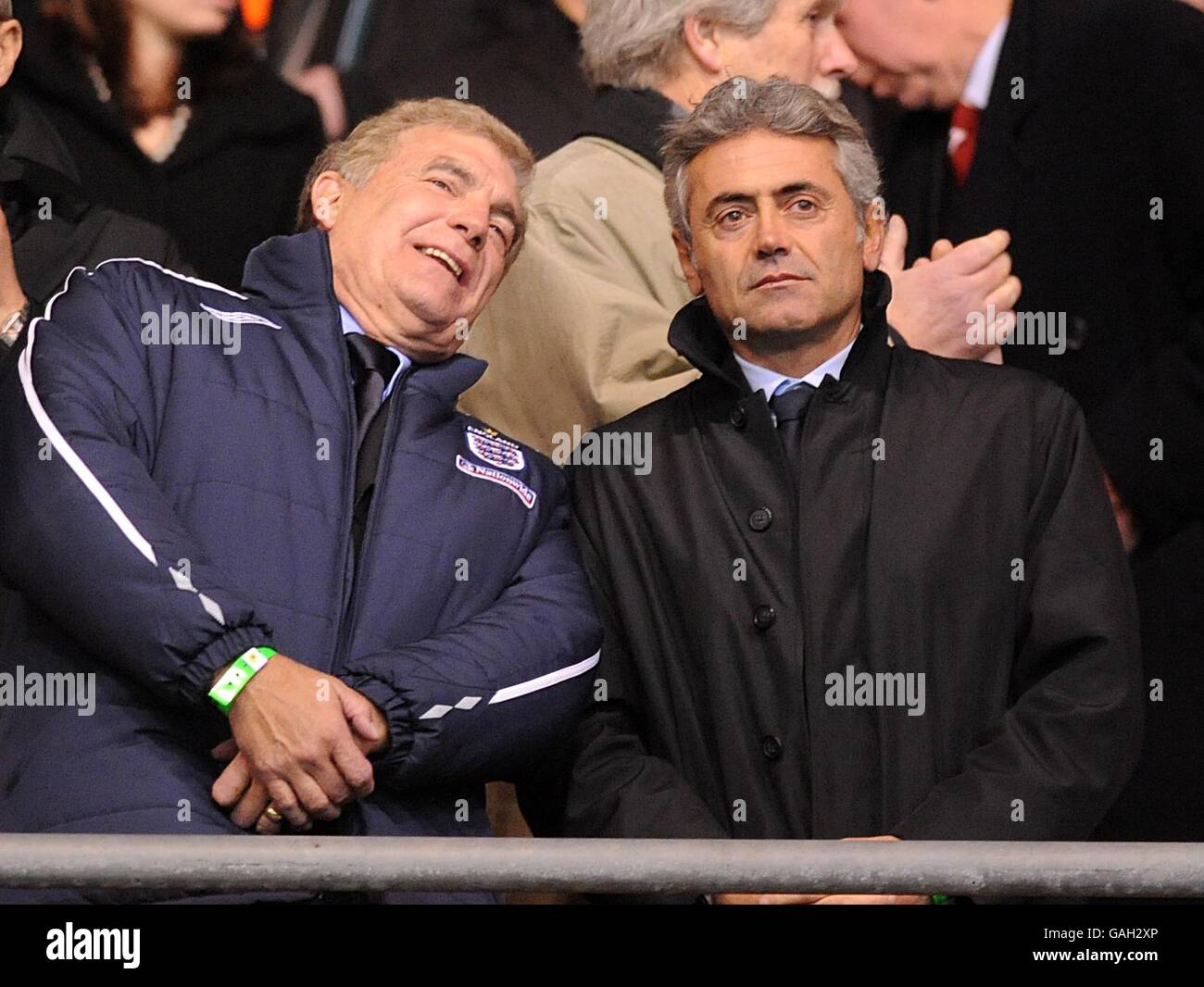 Englisch FA Direktor der Fußball-Entwicklung Trevor Brooking und Assistent An die englische Fußballmannschaft Franco Baldini Uhr aus der Ständer Stockfoto