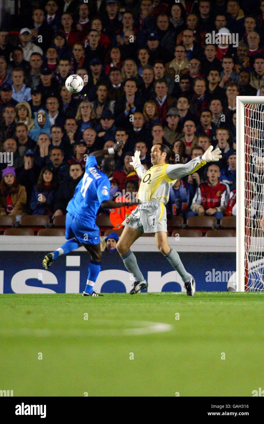 Fußball - UEFA Champions League - Gruppe A - Arsenal gegen Auxerre. Khalilou Fadiga von Auxerre spielt den Ball für das zweite Tor seines Teams gegen David Seaman von Arsenal Stockfoto