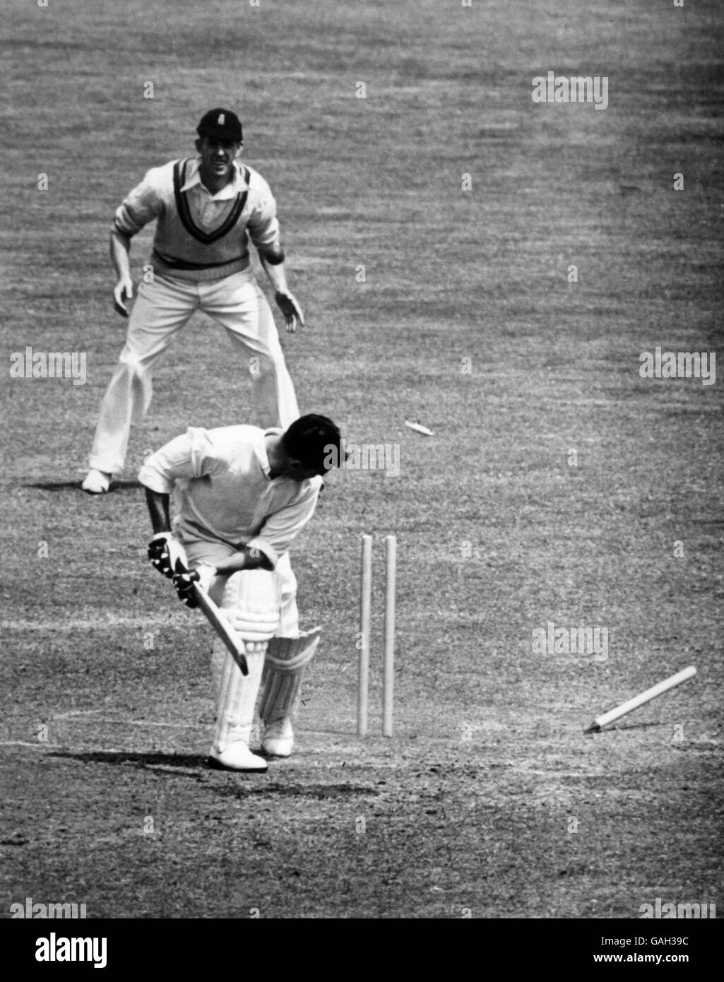 Cricket - Herren gegen Spieler - Lord's - zweiter Tag. Der Herren George Heane schaut sich um, um zu sehen, wie sein Wicket vollständig gebrochen ist Stockfoto