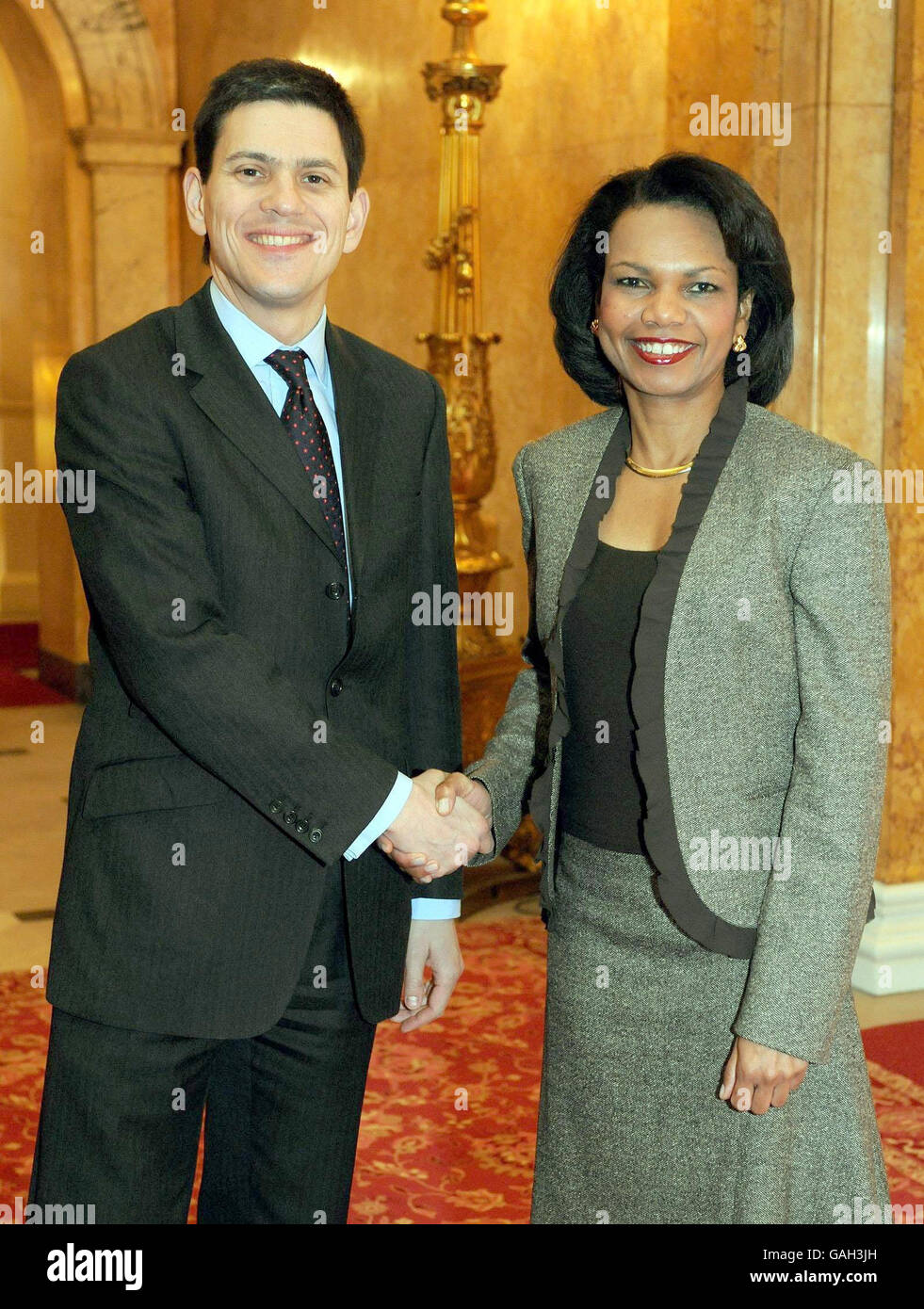 Der britische Außenminister David Miliband schüttelt sich die Hände mit der US-Außenministerin Condoleezza Rice, nachdem sie im Lancaster House in London angekommen ist. Stockfoto