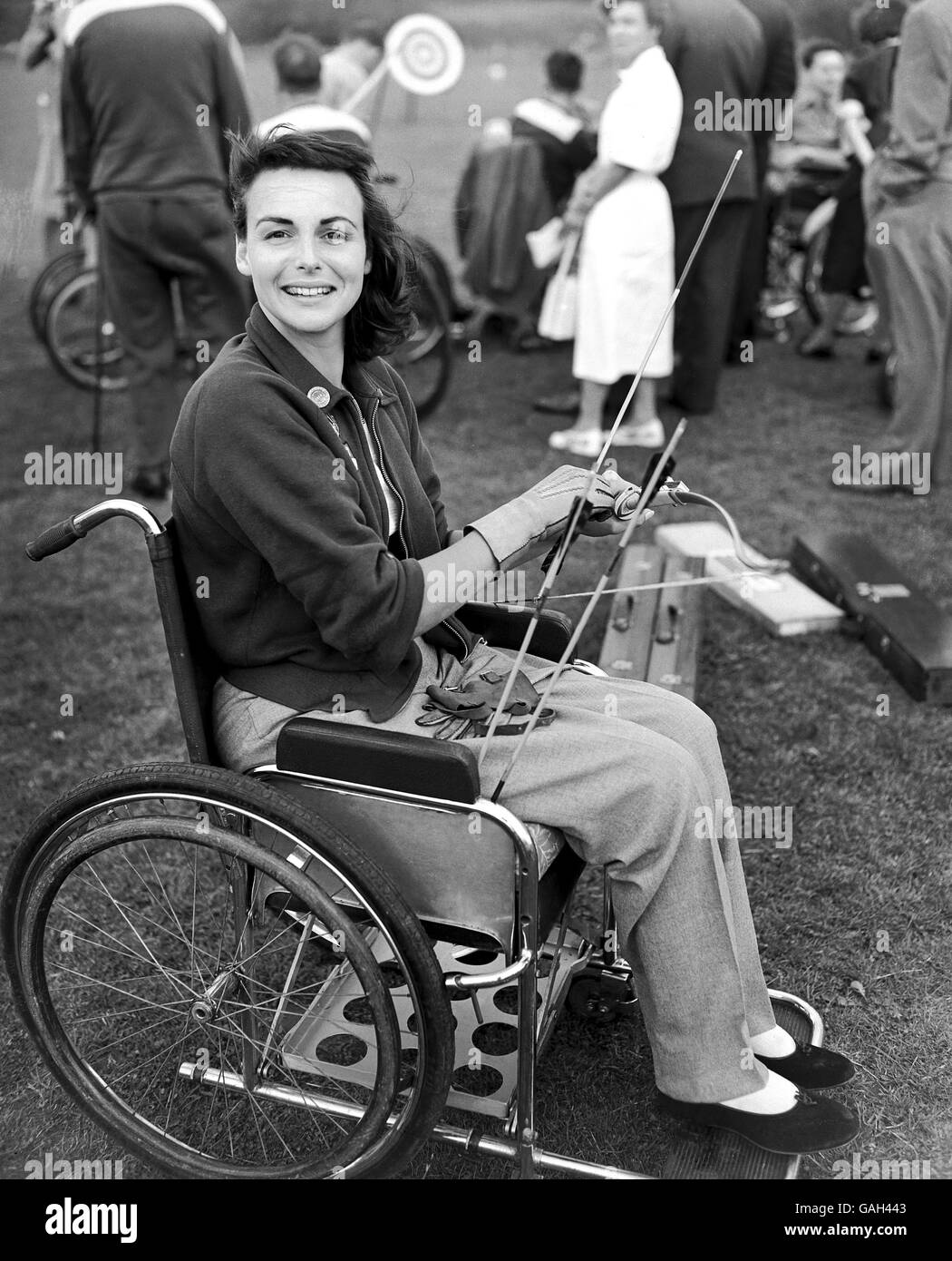 Stoke Mandeville Paralympics - Internationales Sportfestival Für Gelähmte. Die Fernsehpersönlichkeit Pamela Russell, die beim Bogenschießturnier antritt Stockfoto
