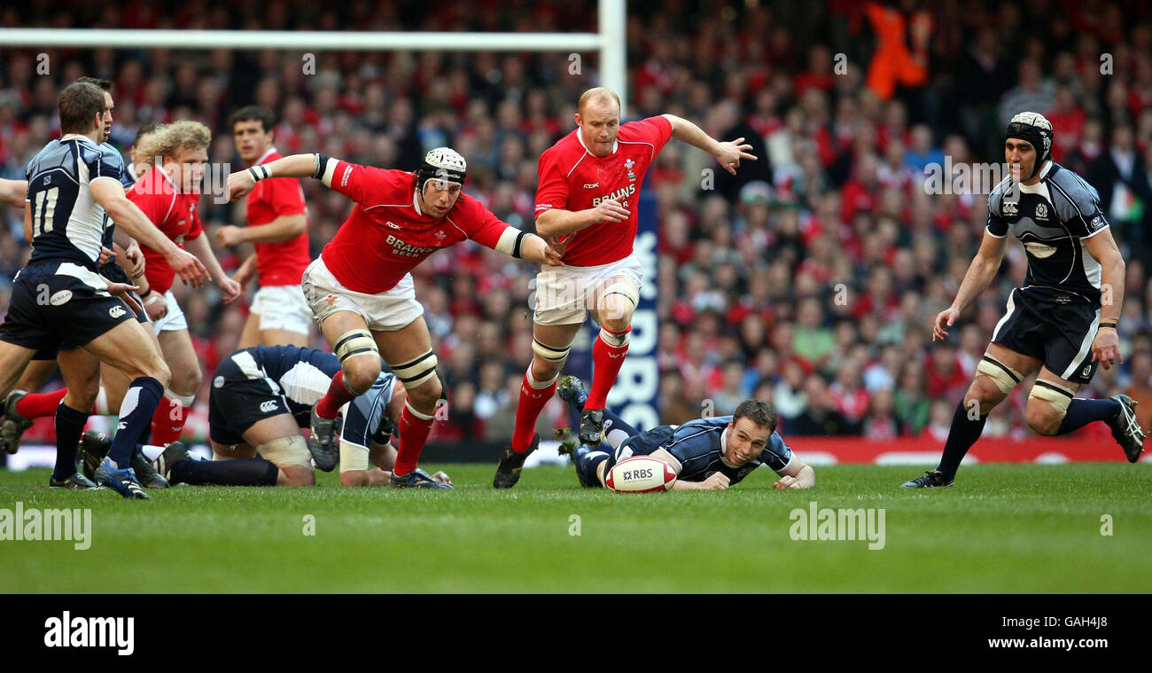 Die Stürmer in der hinteren Reihe von Wales Martyn Williams und Kapitän Ryan Jones (Cap) stürzen sich während des RBS 6 Nations-Spiels im Millennium Stadium, Cardiff, auf einen Fehler in der Handhabung Schottlands. Stockfoto