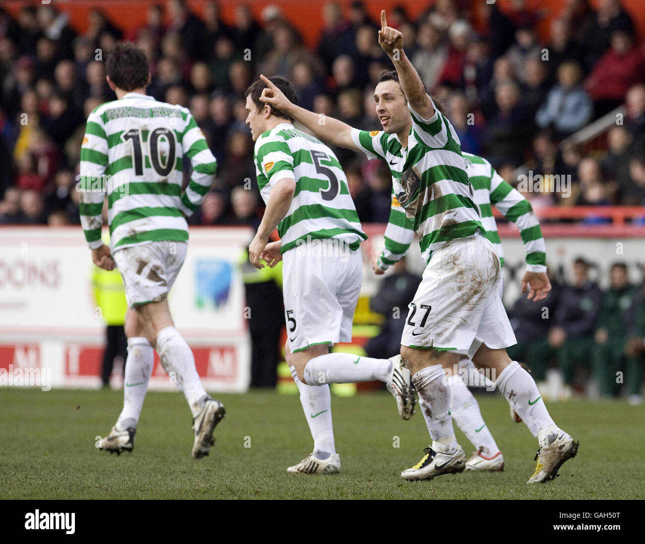 Scott McDonald von Celtic feiert den Torreigen beim Spiel der Scottish Premier League der Clydesdale Bank im Pittodrie Stadium, Aberdeen. Stockfoto