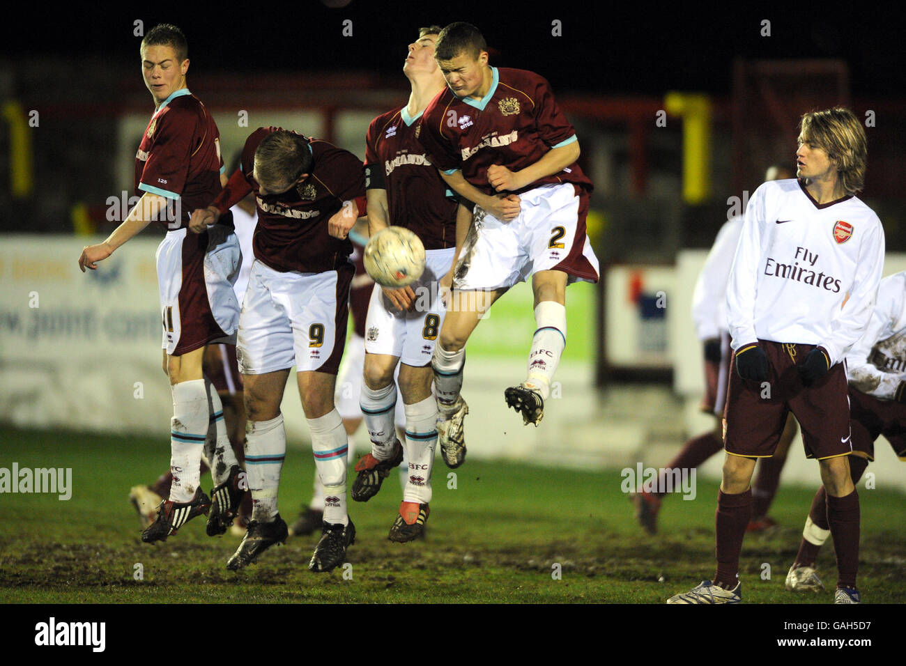 Fußball - FA Youth Cup - Dritte Runde - Burnley gegen Arsenal - das Fraser Eagle Stadium. L-R: Burnleys Chris Anderson, Rob Turner, Adam Key und Dean Stott bilden eine Verteidigungsmauer Stockfoto