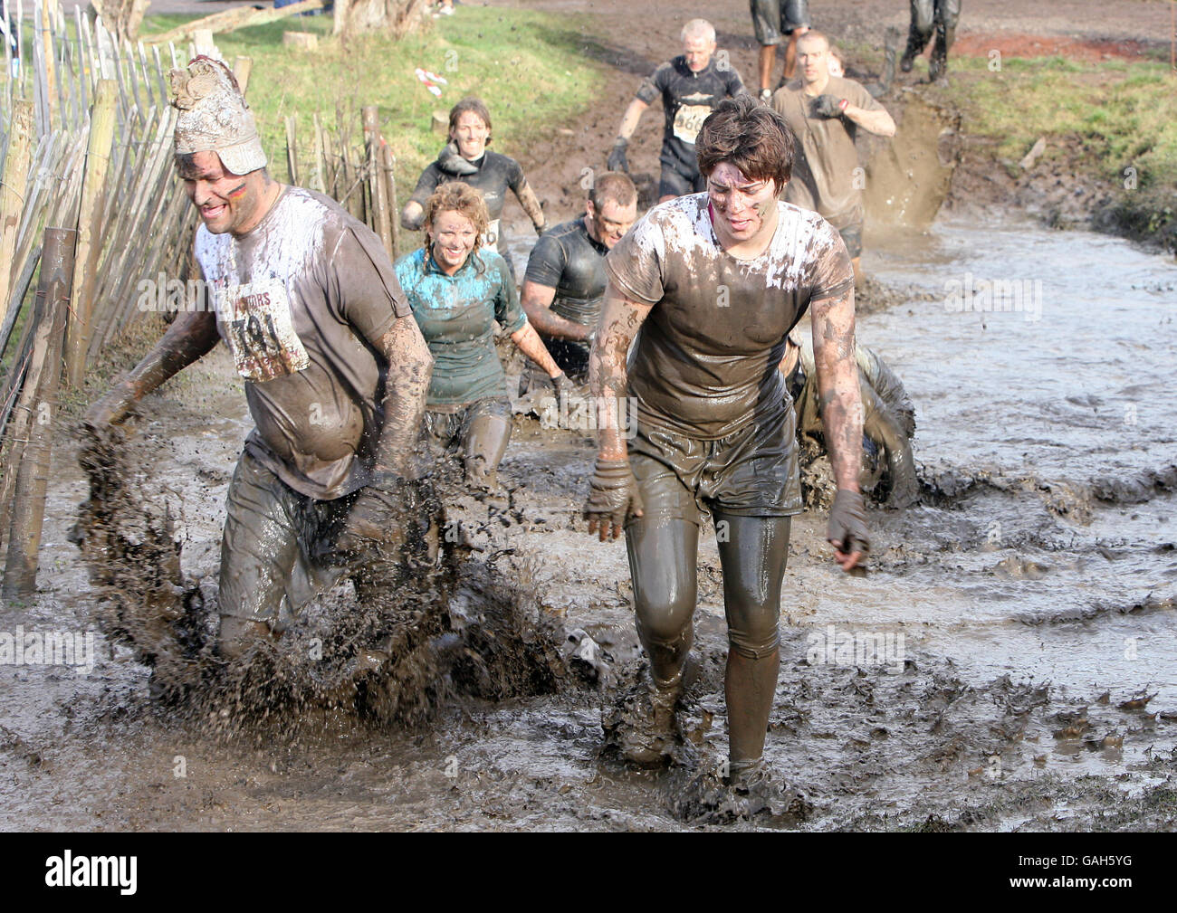 Die Teilnehmer nehmen am harten Guy 2008 Rennen, Wolverhampton, Teil. Stockfoto