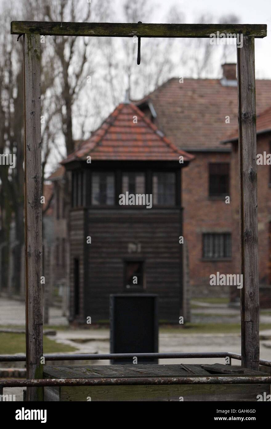 Ein allgemeiner Blick auf den Galgen im Lager Auschwitz I. Diese Galgen wurden zum Aufhängen von Gefangenen und später zum Aufhängen von SS-Obersturmbannführer Rudolf Hoss verwendet. Stockfoto