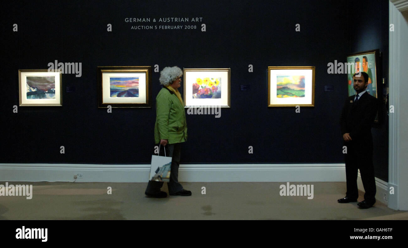 Eine Auswahl deutscher und österreichischer Kunst hängt in der Galerie von Sotheby's Londoner Auktionshaus, bevor ein Verkauf impressionistischer und moderner Kunst ansteht Stockfoto