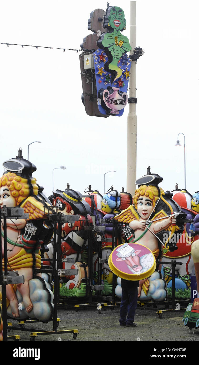 Die Mitarbeiter stellen Gegenstände zum Verkauf, während die Blackpool Illuminations Department einige ihrer auffälligen Kreationen zum ersten Mal verkaufen. Stockfoto