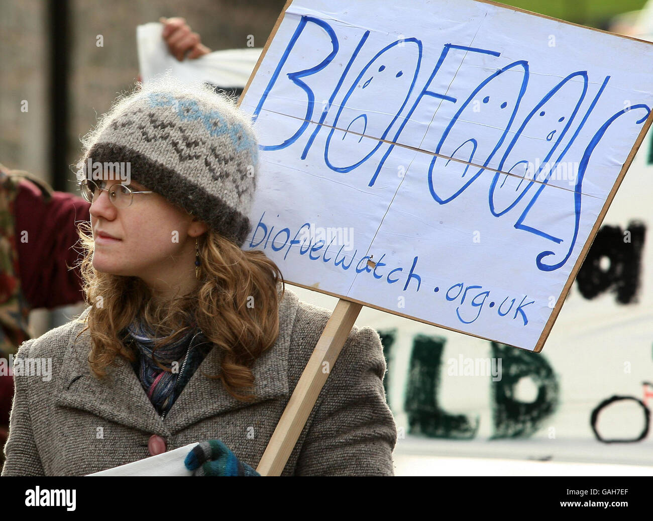 Protestant vor dem Edinburgh-Büro von Greenergy, dem größten britischen Biokraftstofflieferanten. Stockfoto