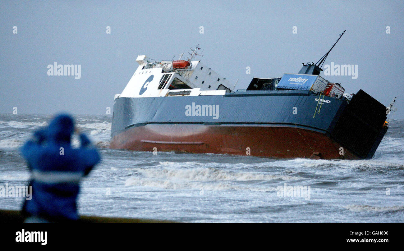 Das Frachtschiff Riverdance, das wegen der starken Winde auf Grund in Blackpool gelaufen ist. Stockfoto