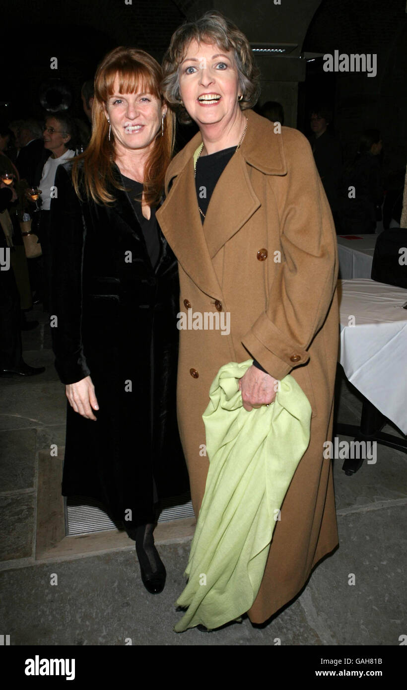 Sarah Ferguson und Penelope Keith haben während der wichtigen Party im Cafe in the Crypt, St.Martin in the Fields, Central London, gezeigt. Stockfoto