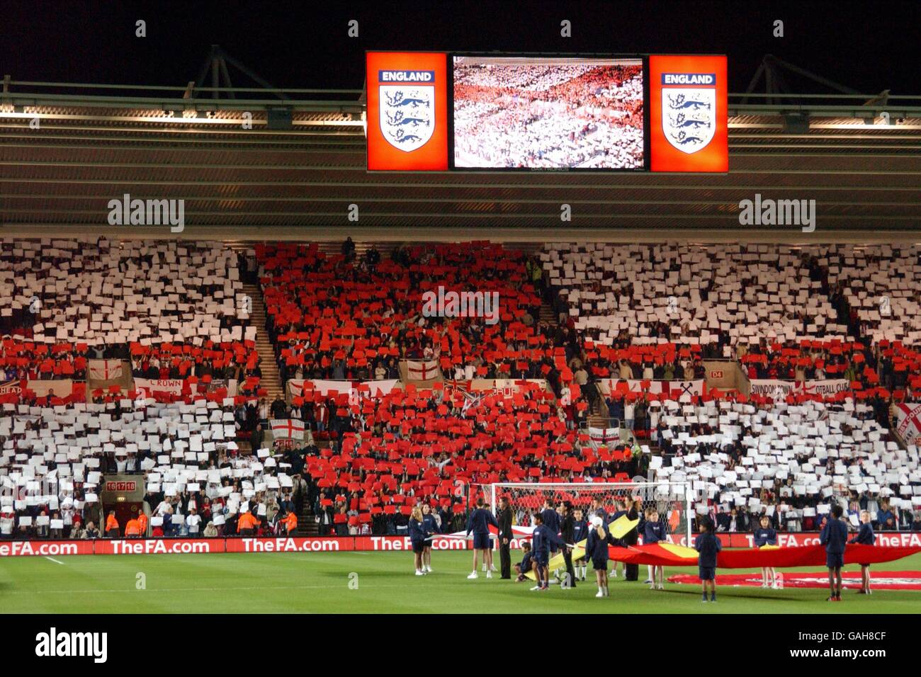 Die England-Fans erschaffen mit das Kreuz von St. George Kartenstücke Stockfoto