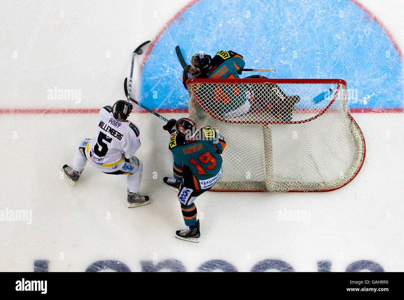 Patrick Wallenberg von Nottingham Panthers (links) versucht beim Challenge Cup Finale in der Hallam FM Arena, Sheffield, einen Torschuss zu schießen. Stockfoto