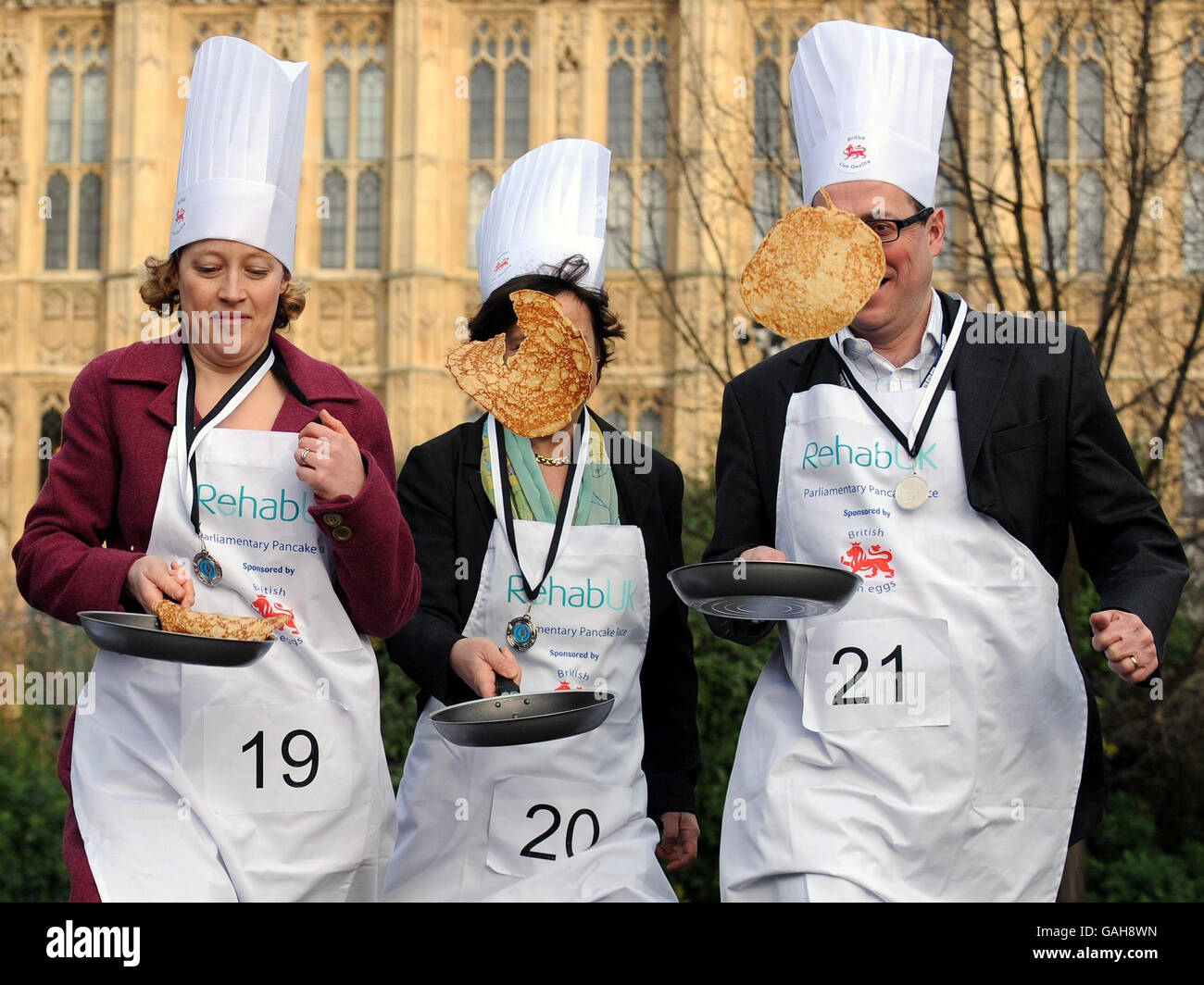 Drei der Gewinner des Medienteams beim Parliamentary Pancake Race, von links, Cathy Newman von Channel 4 News, Libby Wiener von ITN News und Nick Robinson von BBC News vor den Houses of Parliament, London. Stockfoto