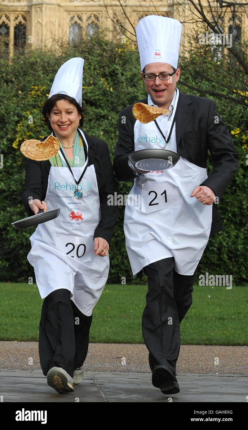 Zwei der Gewinner des Medienteams beim Parliamentary Pancake Race, Libby Wiener von ITV News und Nick Robinson von BBC News, vor den Houses of Parliament. Stockfoto
