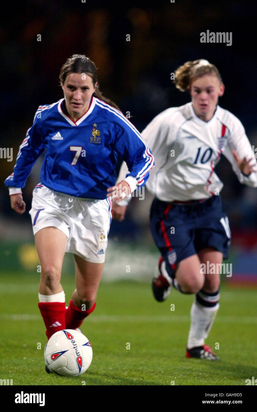 Die französische Stephanie MugneretBeghe (l.) geht an der englischen