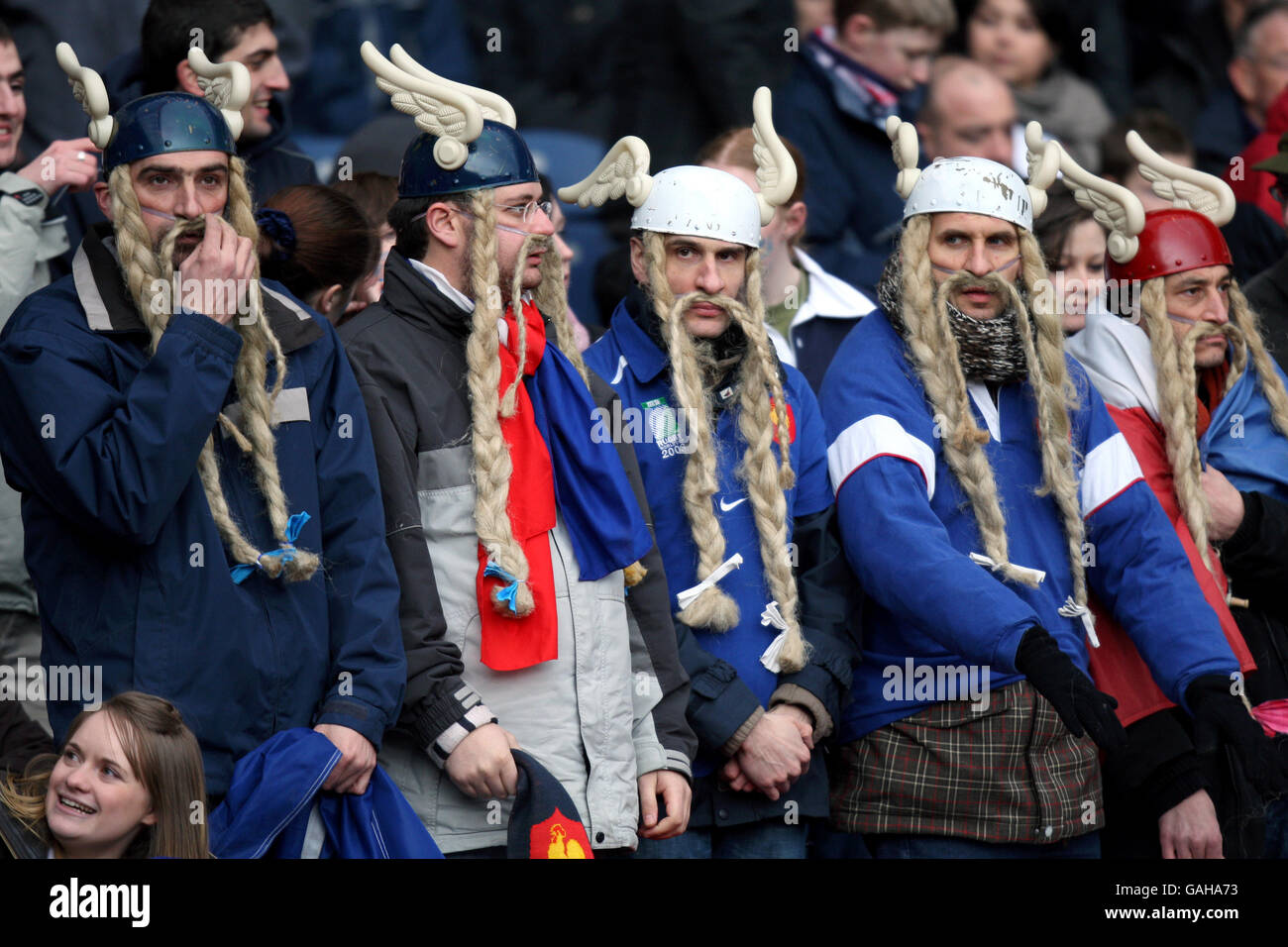 Rugby Union - RBS 6 Nations Championship 2008 - Schottland gegen Frankreich - Murrayfield. Französische Fans unterstützen ihre Seite in den Tribünen Stockfoto