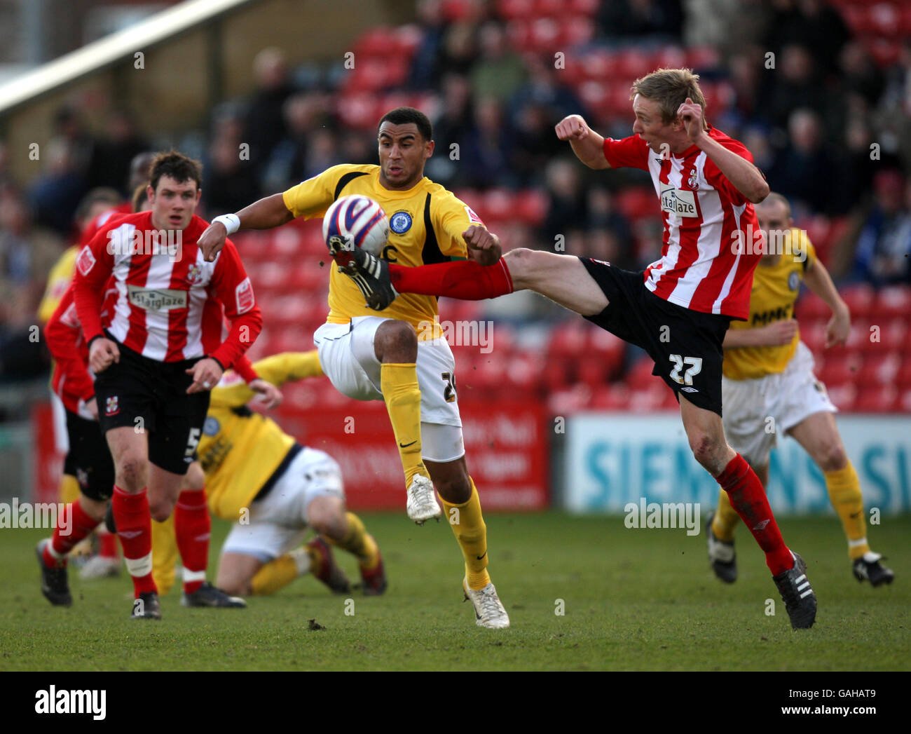Rochdales Rene Howe wird von Daniel Hone von Lincoln City angegangen Stockfoto