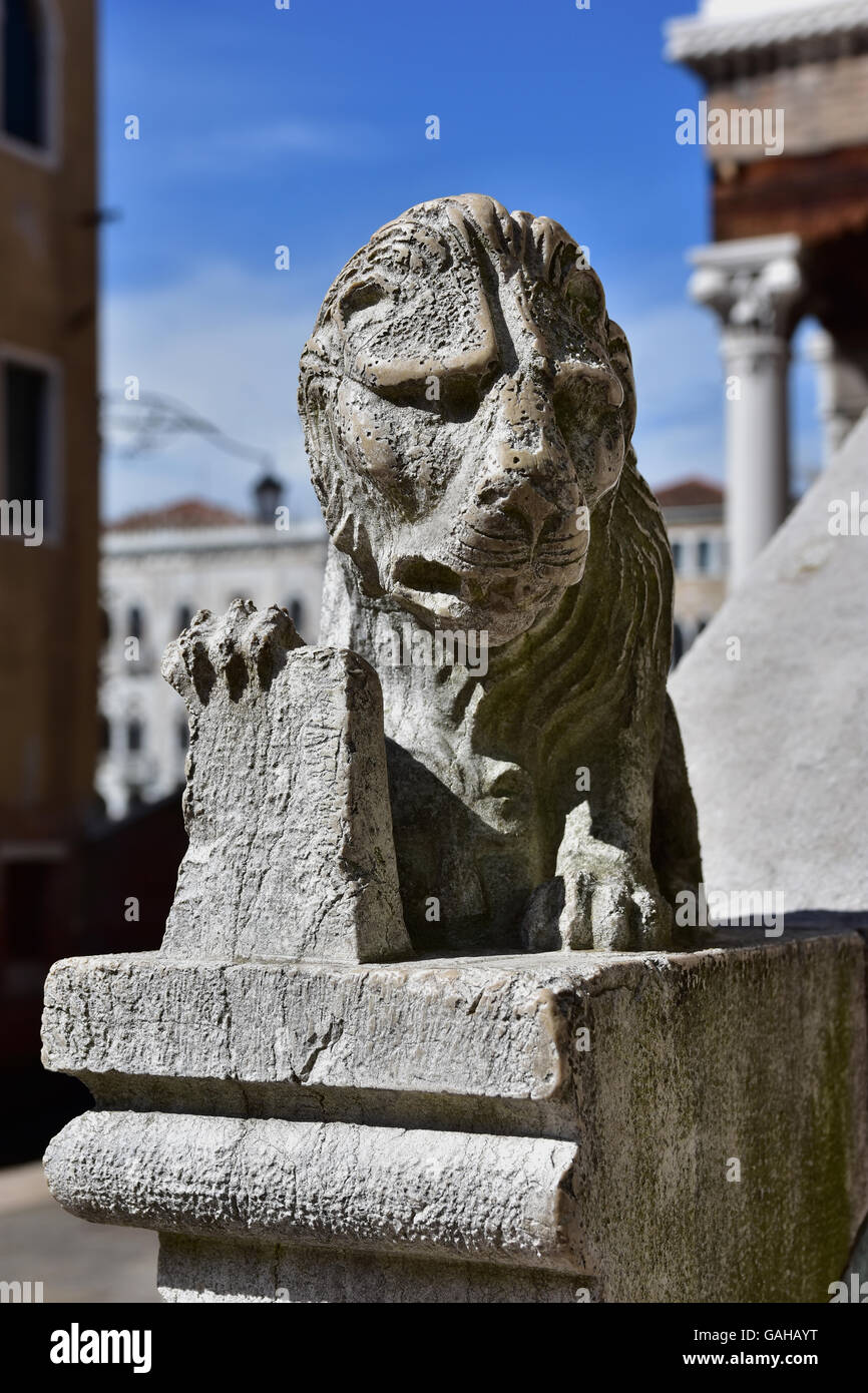 Klein Venedig Löwenstatue aus alten Fischmarkt Rialto Seite Treppe Stockfoto