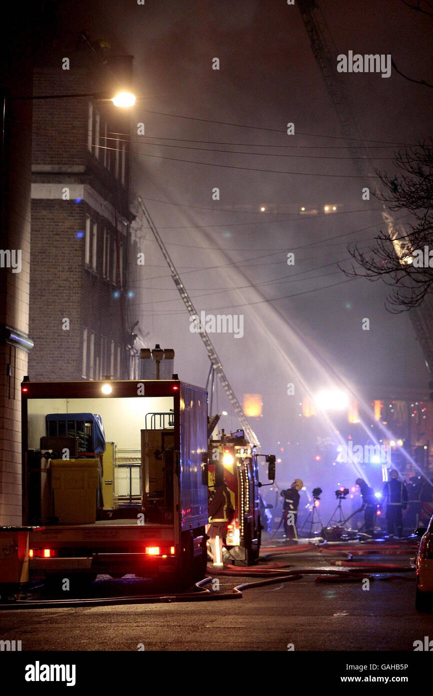 Großbrand verbraucht berühmten Markt. Feuerwehrmänner bekämpfen den Brand im Hawley Arms Pub, als ein großes Feuer den Londoner Camden Market Area umgab. Stockfoto