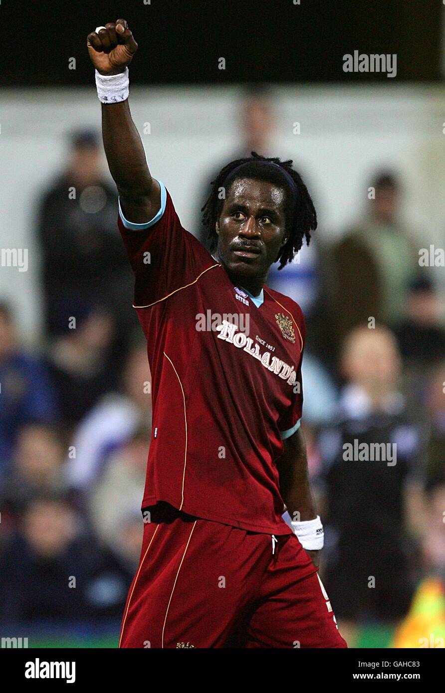 Fußball - Coca-Cola Football League Championship - Queens Park Rangers gegen Burnley - Loftus Road. Burnleys Ade Akinbiyi feiert das fünfte Tor des Spiels. Stockfoto