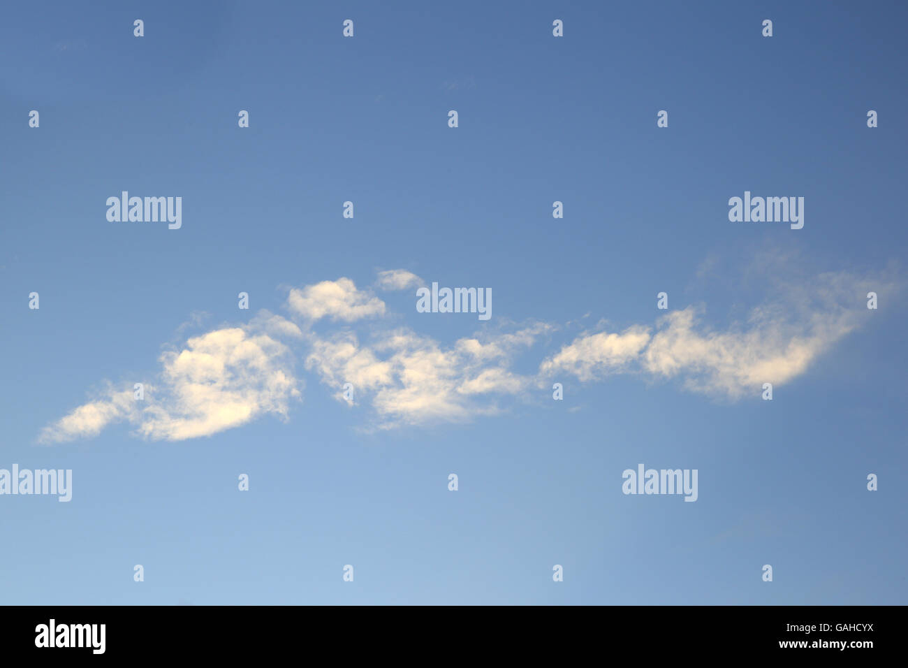 Einige kleine weiße Wolken über blauen Himmel Stockfoto