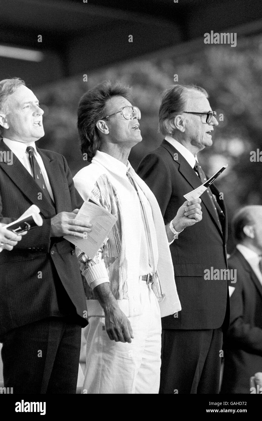 Der Popsänger Cliff Richard schließt sich dem Evangelisten Billy Graham (r) im Crystal Palace-Leichtathletikstadion in Südlondon an, wo sich 29,000 Menschen versammelten, um den Prediger während seiner Mission 89-Tour sprechen zu hören. Stockfoto