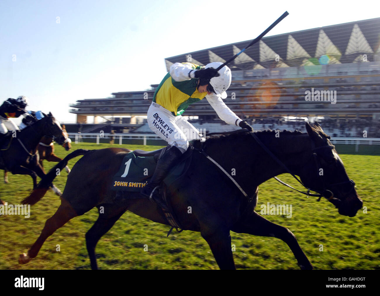 Albertas Run und Jockey Ruby Walsh gewinnen die John Smith's Reynoldstown Novices' Chase auf der Ascot Racecourse, Bekshire. Stockfoto