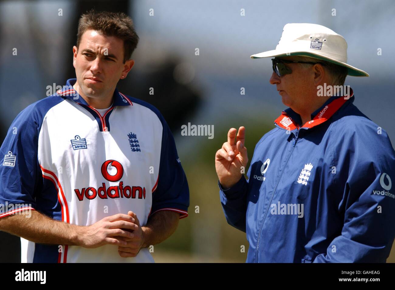 Englands Trainer Duncan Fletcher gibt Chris Silverwood während einer Nets-Session im Bellerive Oval in Hobart Ratschläge. Stockfoto
