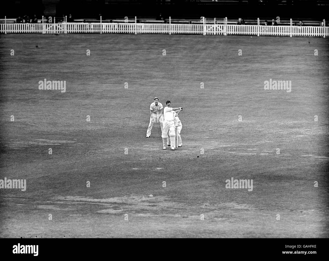 Peter May (r) der Universität Cambridge zieht den Ball an die Beinseite Stockfoto