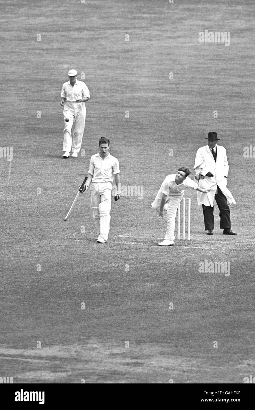 Cricket - Varsity Match - Cambridge University / Oxford University - Lord's - Third Day. Robin Marlar von der Universität Cambridge (zweite r) beim Bowling Stockfoto