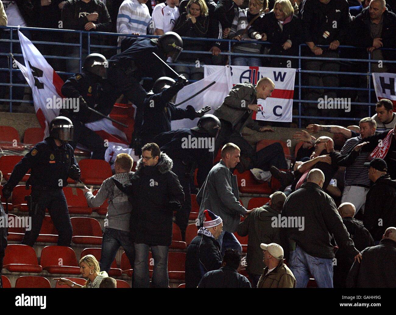 Die Bereitschaftspolizei zieht gegen Ende des Spiels die Fans von Bolton Wanderers in die Tribüne ein. Stockfoto