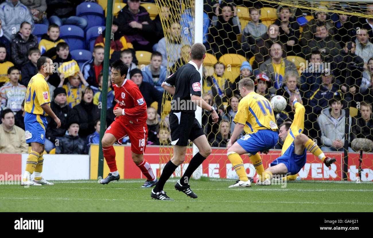 Dong Gook Lee von Middlesbrough eröffnet den Torreigen beim Spiel der vierten Runde des FA Cup in Field Mill, Mansfield. Stockfoto