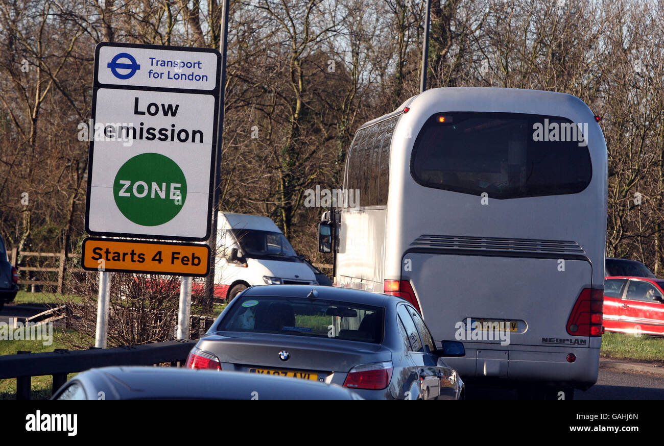 Ein Blick auf die Beschilderung zum Start der neuen Low Emission Zone am Heston-Kreisverkehr, wo die A312 auf die M4 trifft. Stockfoto