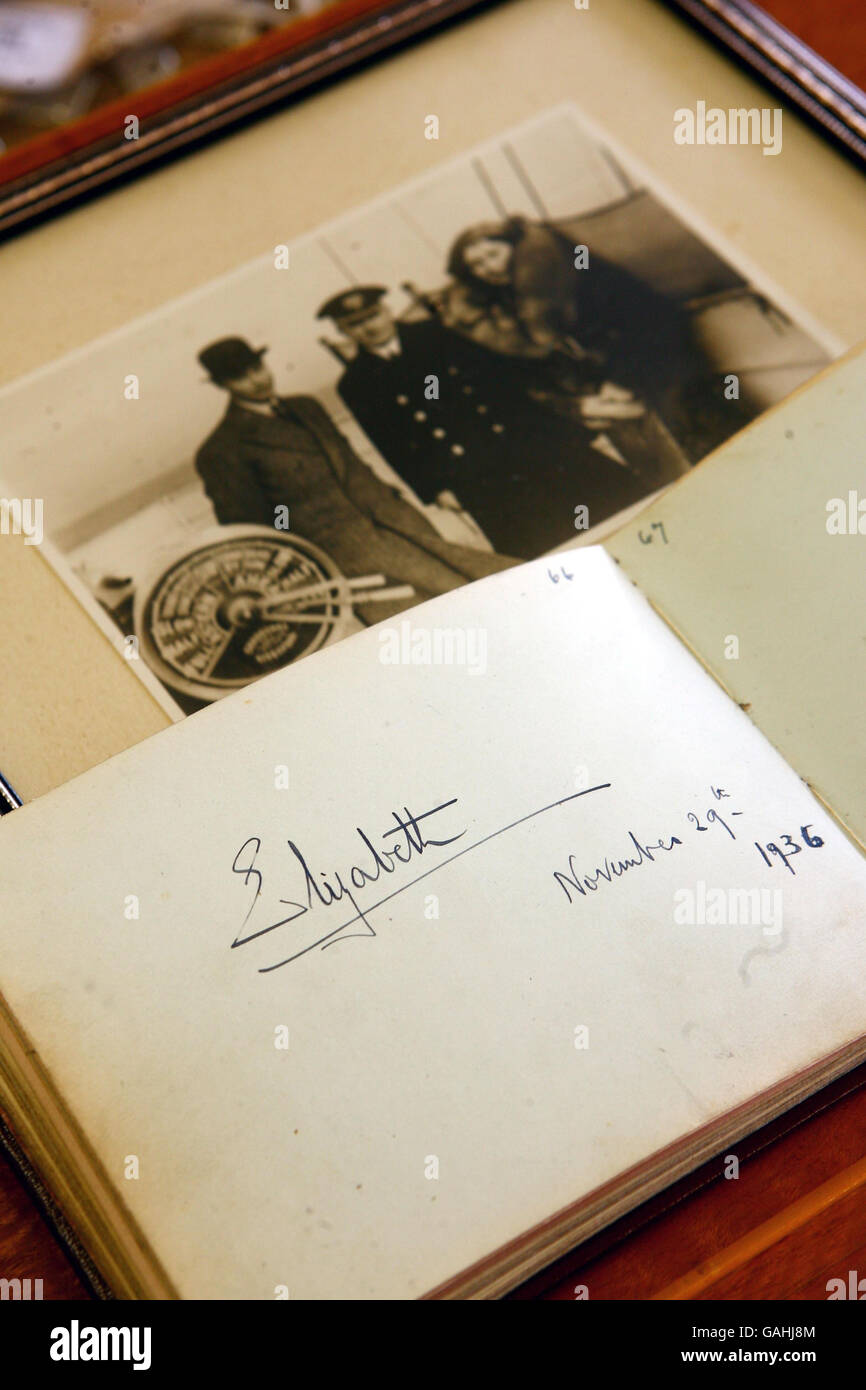 Siganture of Lady Elizabeth Bowes-Lyons (spätere Königin Elizabeth) Aufgenommen am 29. November 1936 an Bord der 'SS Biarritz' in einem Buch mit Autogrammen einiger der bekanntesten Figuren des 20. Jahrhunderts, das vom Cross-Channel-Fährkapitän William Baker gesammelt wurde und in Gorringes in Worthing, West Sussex, versteigert werden soll. Stockfoto