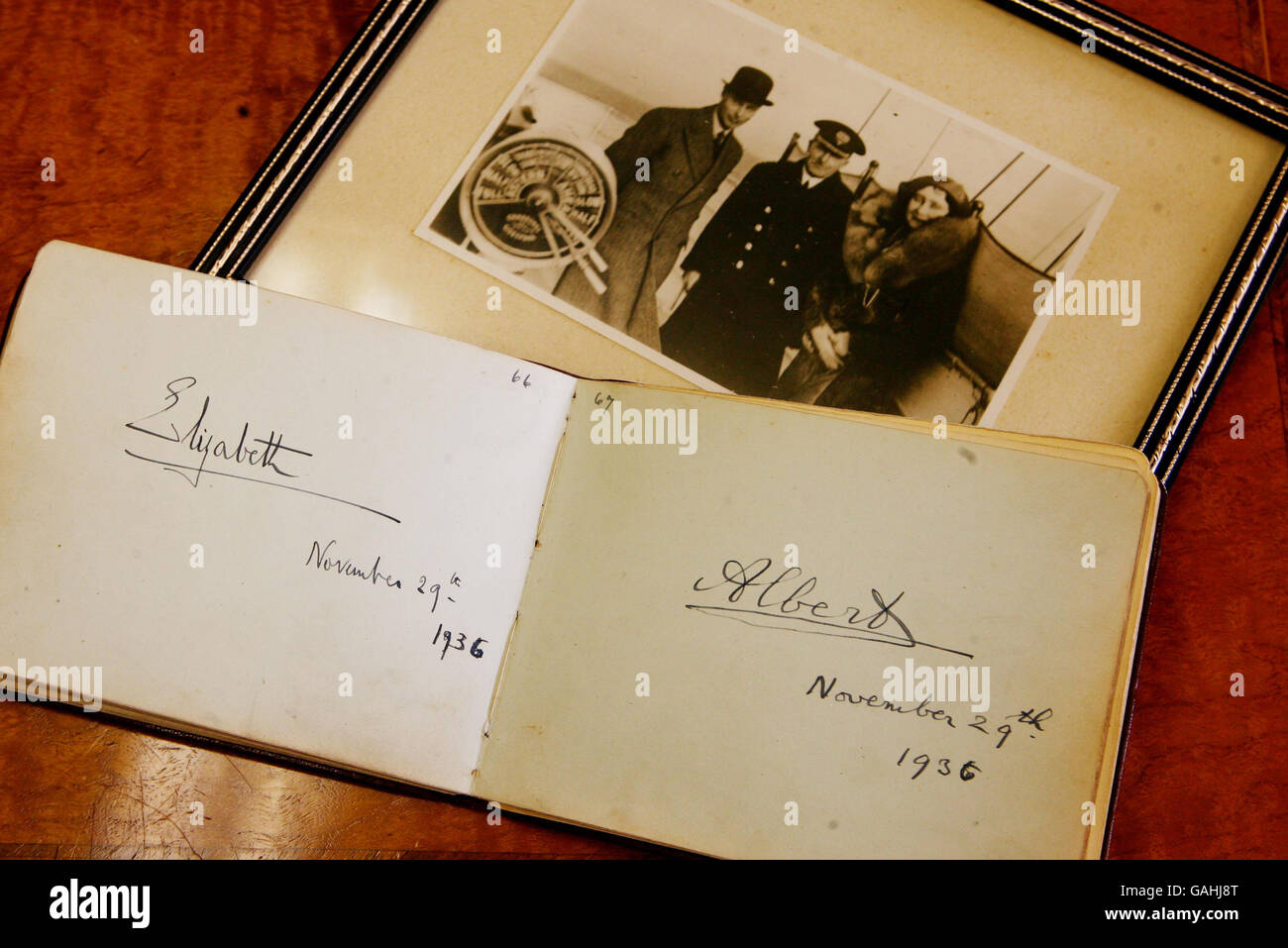 Autogramme und ein Foto von Captain William Baker mit Prinz Albert und Lady Elizabeth Bowes-Lyons (später König George VI und Königin Elizabeth) Aufgenommen am 29. November 1936 an Bord der 'SS Biarritz' in einem Buch mit Autogrammen einiger der bekanntesten Figuren des 20. Jahrhunderts, das vom Cross-Channel-Fährkapitän William Baker gesammelt wurde und in Gorringes in Worthing, West Sussex, versteigert werden soll. Stockfoto