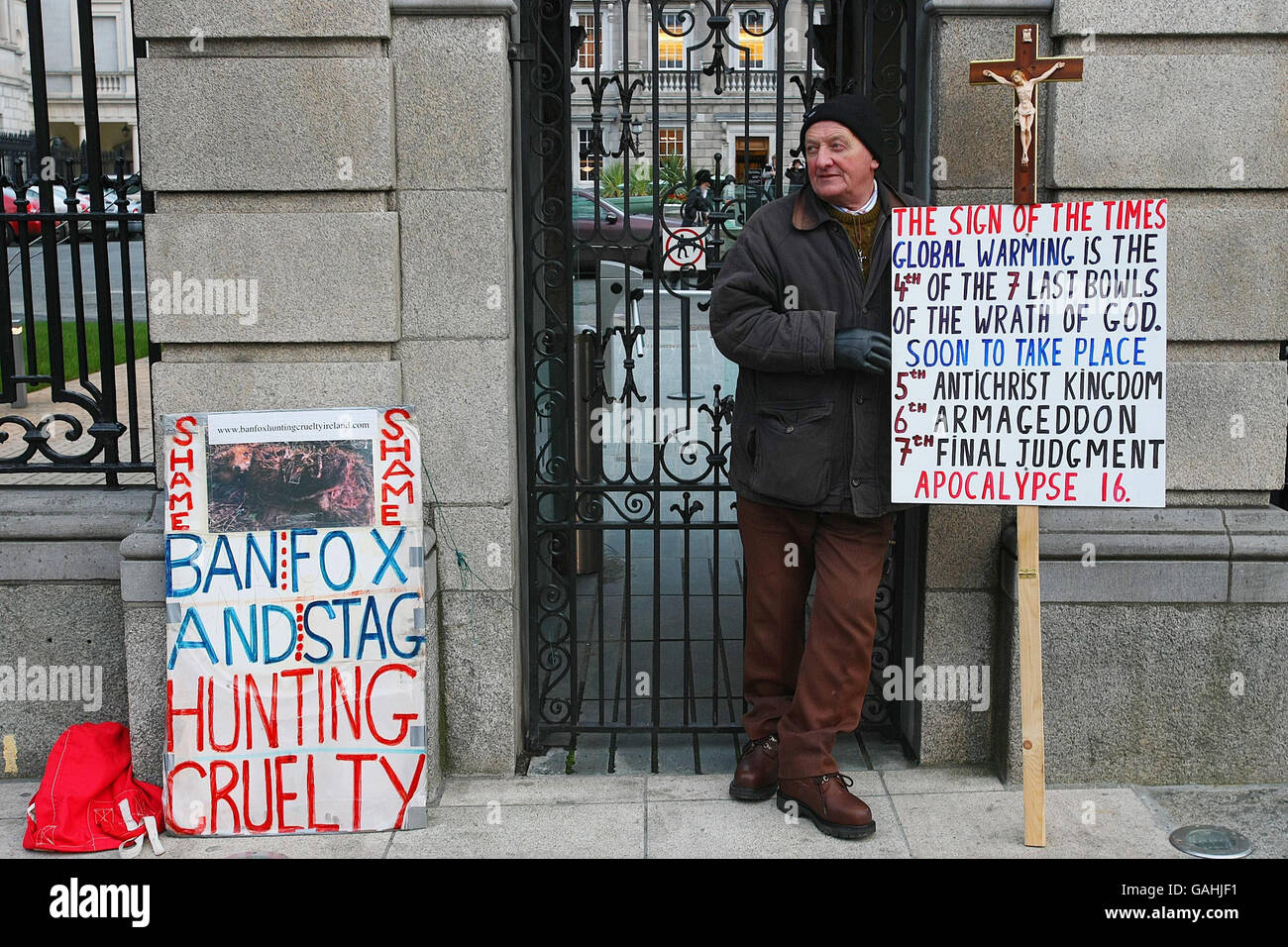 Ein Tierrechtler macht seine Ansichten vor den Toren des Leinster House bekannt, während der Dail nach seiner Winterpause wieder sitzt. Stockfoto
