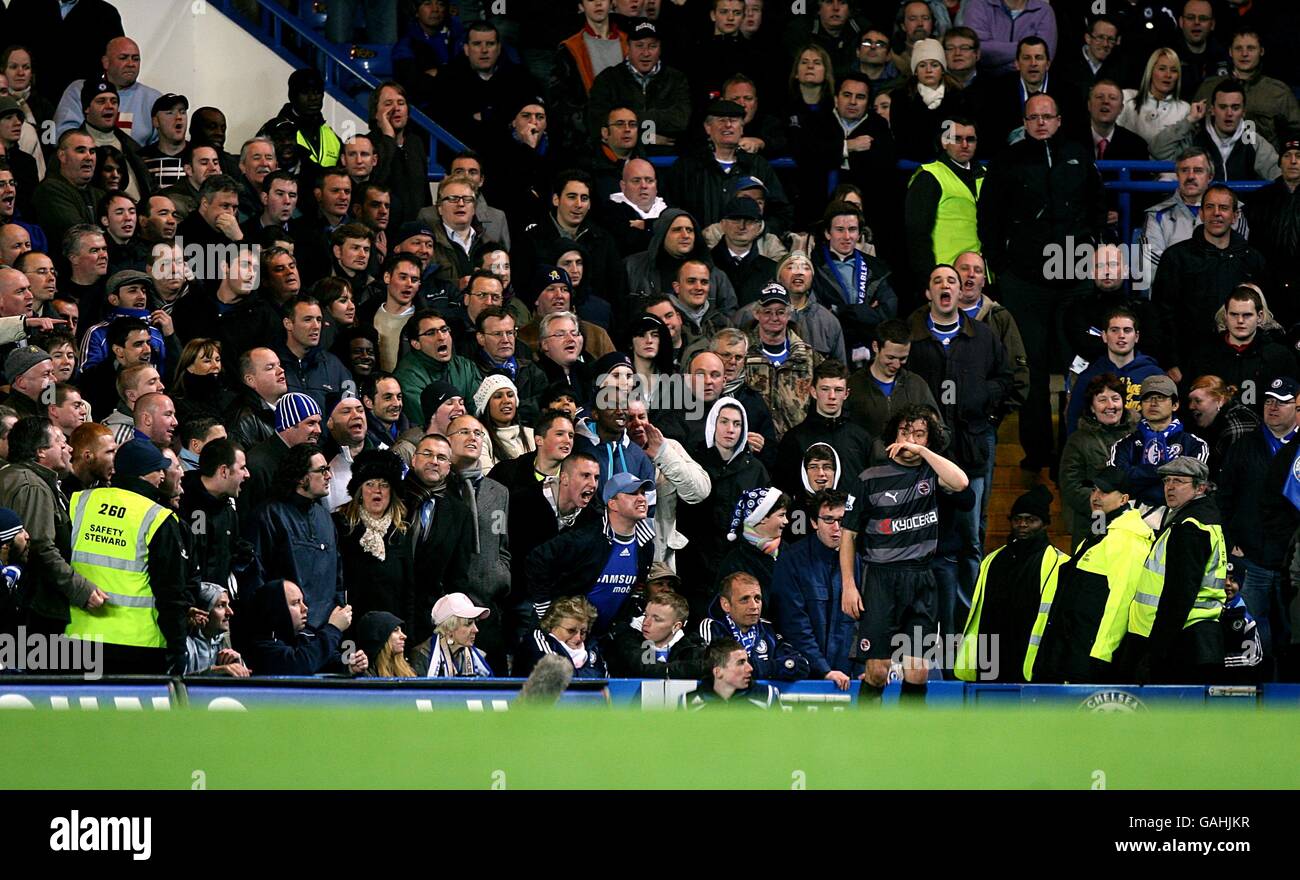 Fußball - Barclays Premier League - Chelsea gegen Reading - Stamford Bridge. Chelsea-Fans verhöhnen Reading's Stephen Hunt Stockfoto