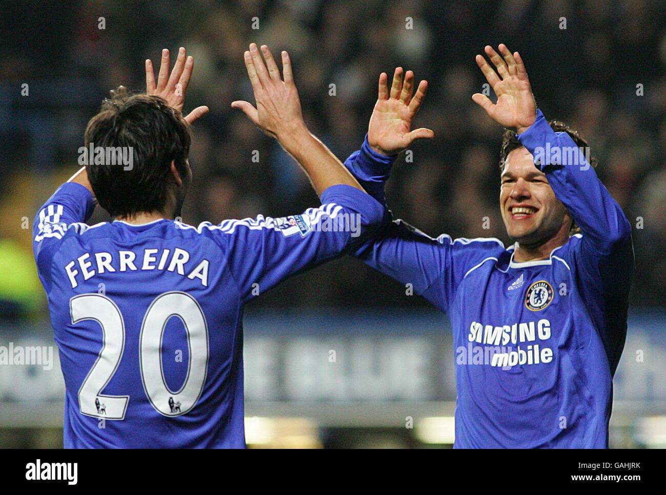 Fußball - Barclays Premier League - Chelsea gegen Reading - Stamford Bridge. Chelsea's Michael Ballack feiert nach dem ersten Tor mit seinem Teamkollegen Paulo Ferreira (l) Stockfoto