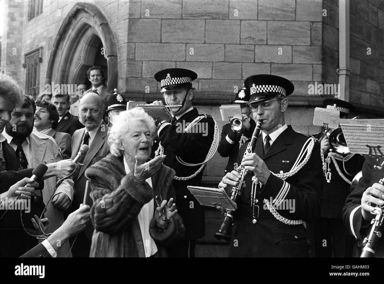 Begleitet von der Greater Manchester Police Band, platzt Gracie Fields mit einem ihrer berühmtesten Lieder, Sally, vor dem Rathaus von Rochdale in Gesang. Stockfoto