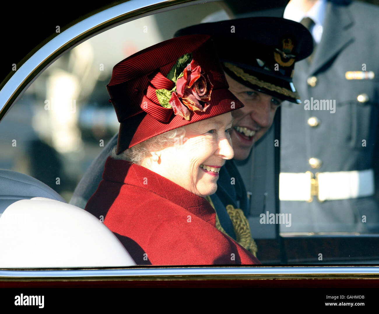 Die Britin Queen Elizabeth II lächelt bei einem Besuch bei RAF Marham ...