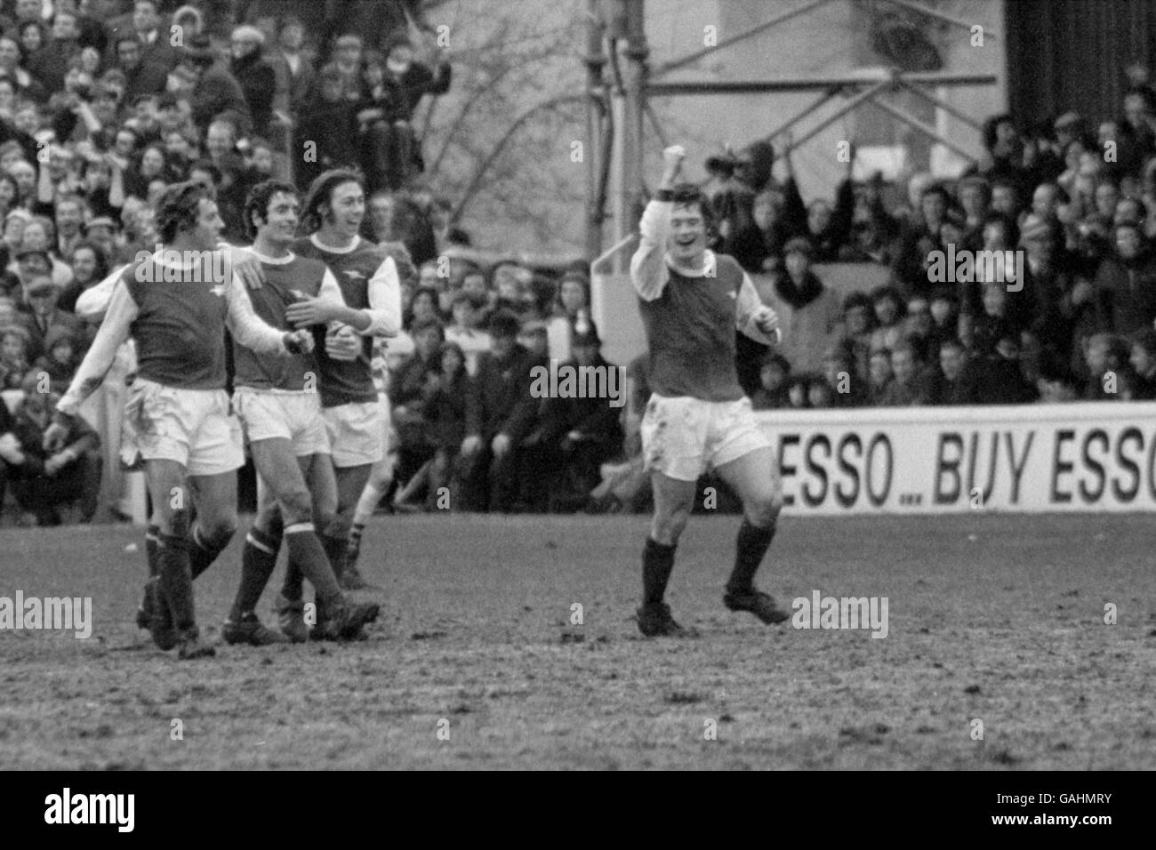(L-R) Sammy Nelson, Frank McLintock und Charlie George von Arsenal sehen sich an, als Teamkollege Pat Rice sein Ziel feiert Stockfoto