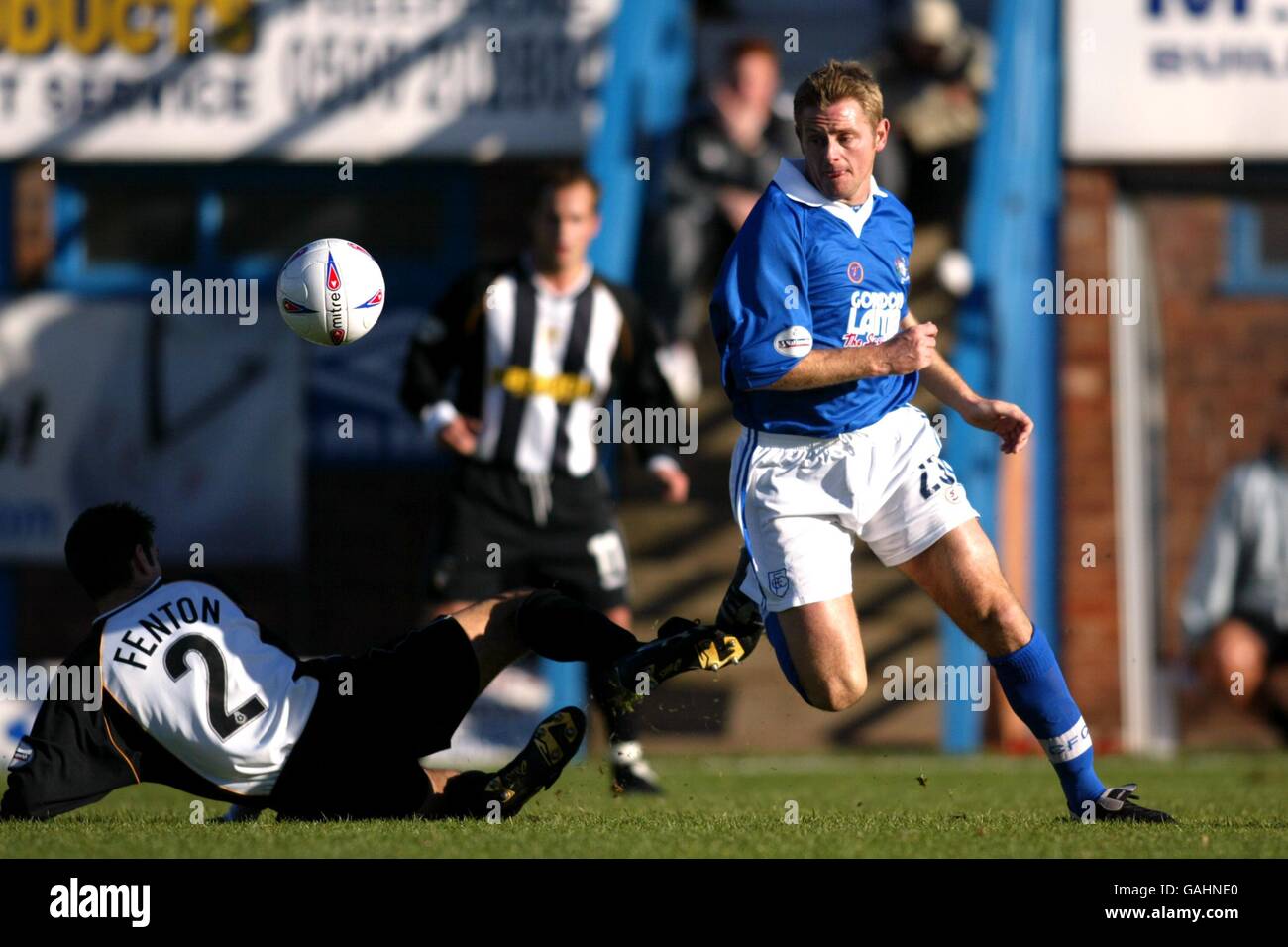 Fußball - Nationwide League Division Two - Chesterfield / Notts County. David Reeves von Chesterfield und Nick Fenton von Notts County kämpfen um den Ball Stockfoto