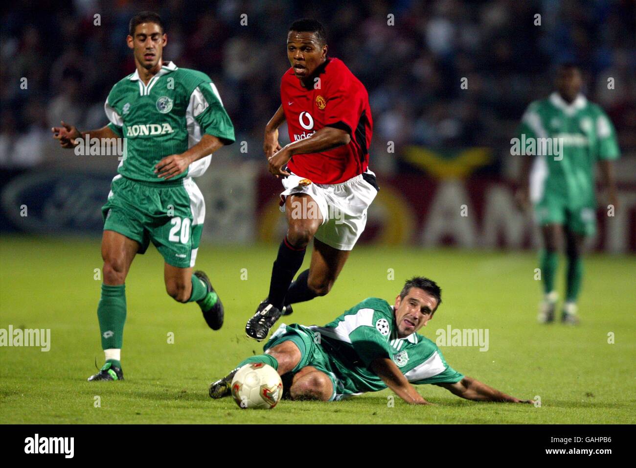 Fußball - UEFA Champions League - Gruppe F - Maccabi Haifa gegen Manchester United. Quinton Fortune von Manchester United kämpft mit Nenad Pralija von Maccabi Haifa Stockfoto